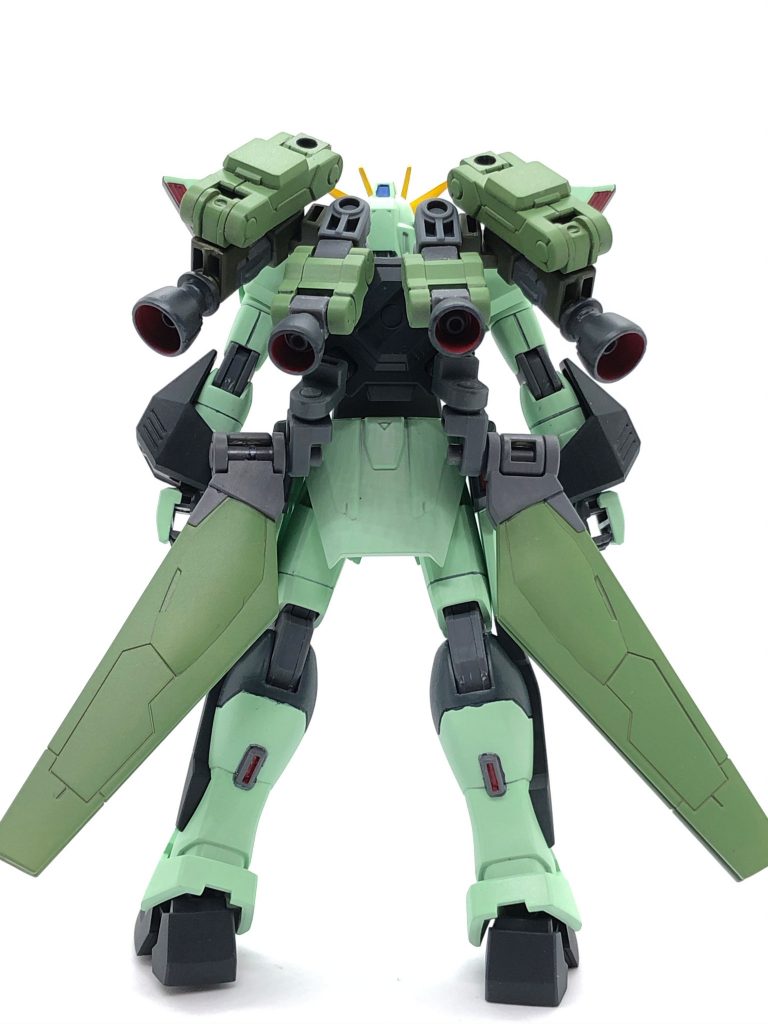 背面。バックパックに接続されているブースターは分離時フレキシブルに可動できるようになる為、通常形態よりも機動力が高い。