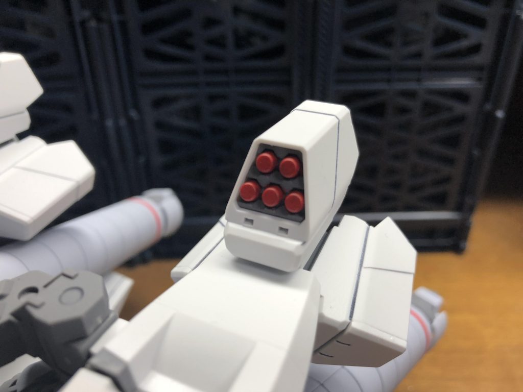 ミサイルだけはシールに頼らず、筆塗り致しました。
普段は見えないが地味に頑張った。