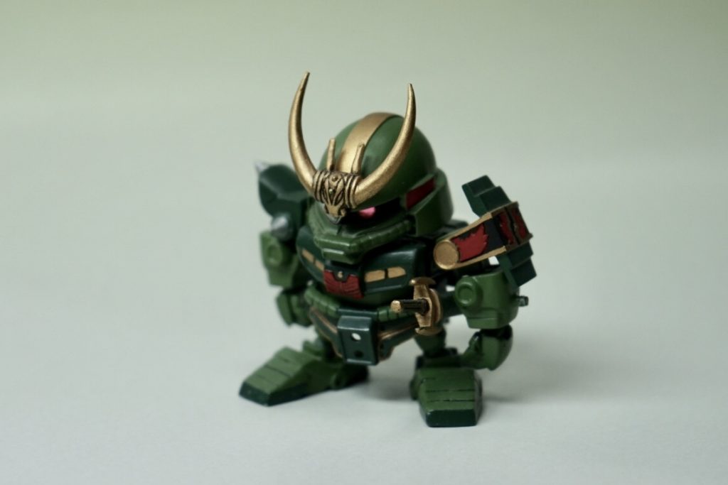 前から。基本的にはキットとコトブキヤ等のサポートパーツとを使用してますが、腕は小さすぎたのでGジェネのザクのものを使用してます。マッシブになってとても良い。