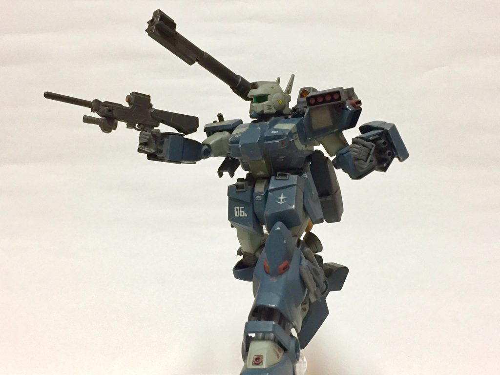 最初にロングバレルのライフルを試作していましたが、どう頑張っても腕と干渉してしまうので、結局小振りで取り回しの良さそうな感じにまとまりました。