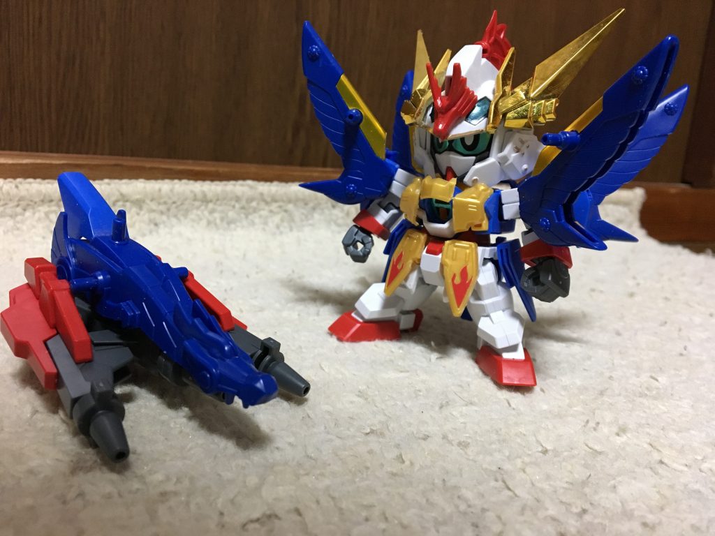 金色の羽衣から胸部と腰部のパーツを切り出し接着。この時に子龍のアイディアが突然浮かびました。