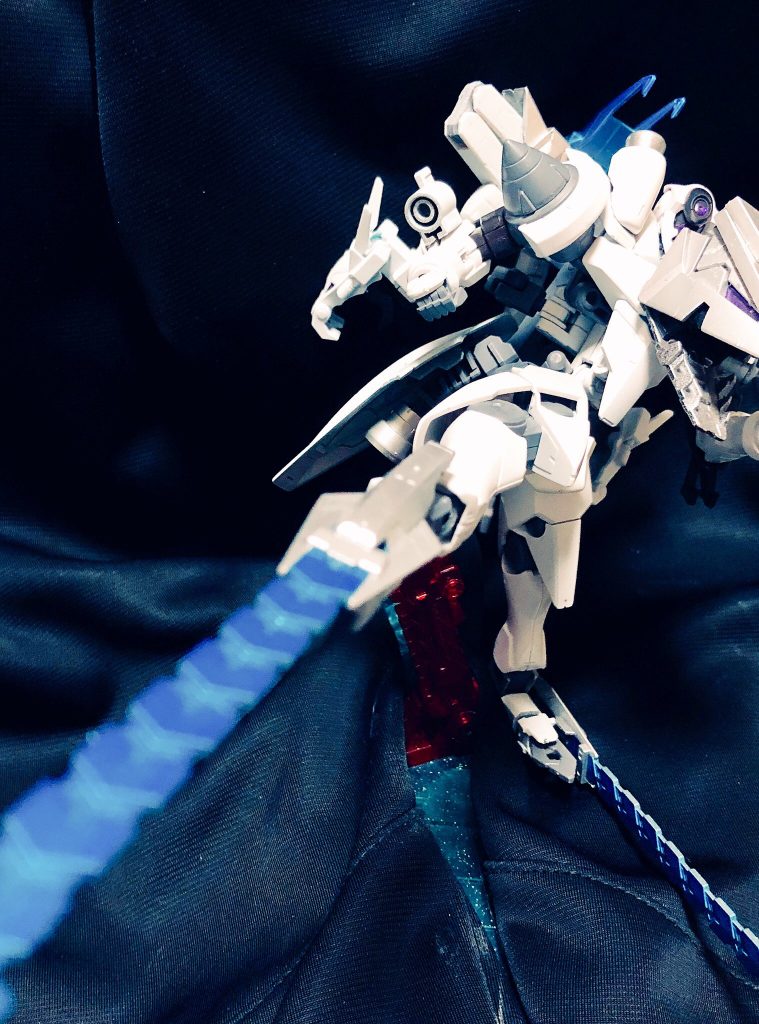 足のブレードを使った格闘ポーズ。