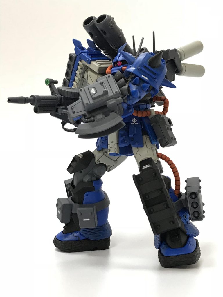 ザクといえばザクマシンガン!うりゃ〜(ドガガガガガ
しかしながら可動範囲はザクマシンガンにつけた給弾ベルトでちょっと制限されてしまったので実はこのポーズが精一杯だったりします(^_^;)
ちなみに腰の左側に付いてるのが給弾ベルトの先にある弾薬箱です。