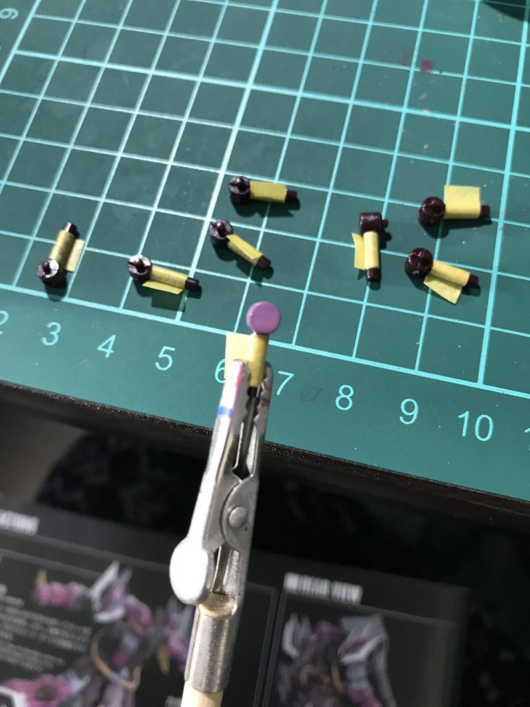ヒートダートの本体接触部分も12個すべて筆塗りしますたε-(´∀`; )