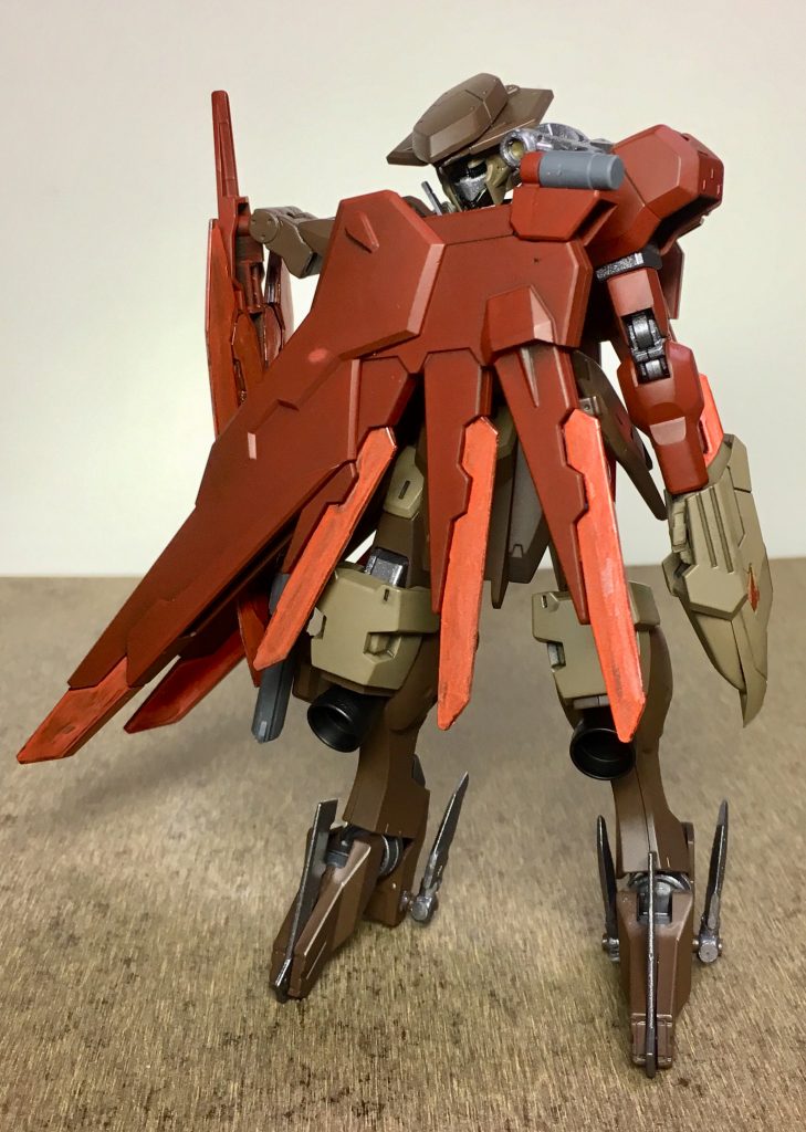 正面
マントのような追加装甲はGN粒子を纏わせる事によって高い防御力を誇る