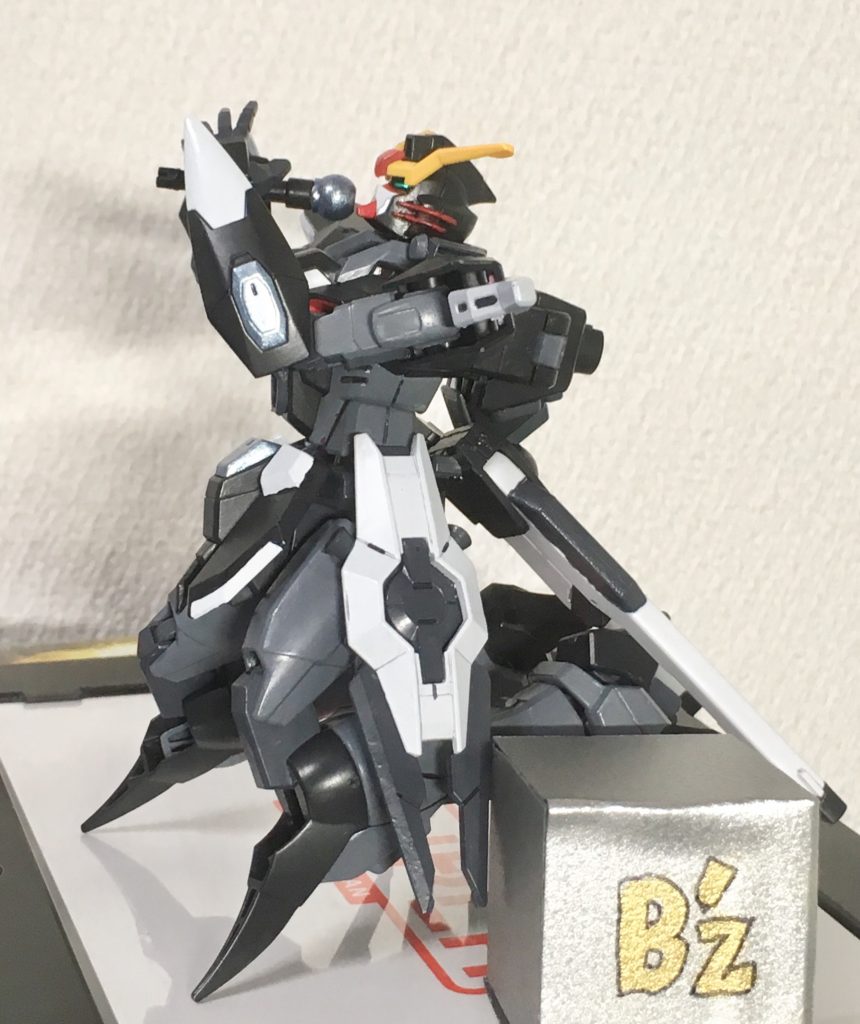 『Yeah〜〜〜〜〜〜〜〜〜〜〜〜〜〜〜〜〜〜〜〜〜〜〜♪』(約22秒続きます)常人の5倍以上の肺活りょ…もとい出力を有するのでストフリをベースにしています。モード178を起動すると3時間フルパワーでシャウトしたり走り回ったりと機体性能が格段に上がり、某歌う三角関係のロボットアニメの『俺の歌を聴けぇー!』みたく、GBN内でLIVEがおっ始まります。GBNではリアルの身体能力は関係ないアバターのはずなのに、何故か稲葉さんのスペックはそのままアバターに再現されていて、新たなELダイバーとしての素質が垣間見えます。