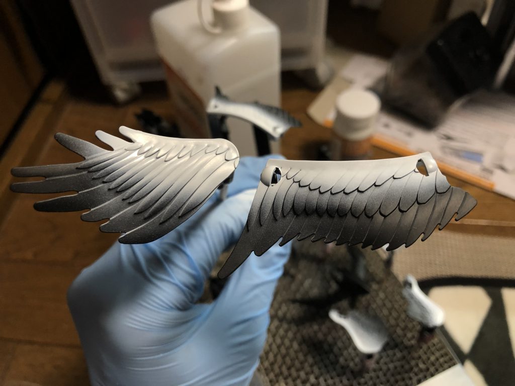 塗装途中の翼です。黒→白だけですが、物足りないなーと思いグレーを3色追加しました。