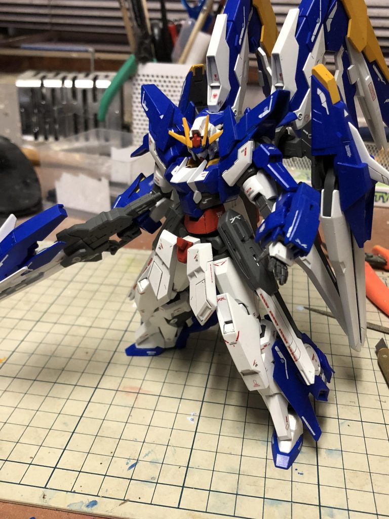 ガンダムAGE -FXに様々なキットのパーツを組み込みました。