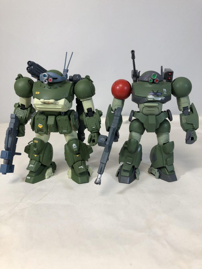 製作中の写真が残ってないのでスコープモックマーク1との比較。
息子にプレゼントしたモノなので胸に妙な感じにシール貼られてます。
見比べると判ると思いますが、結構モック残ってます。