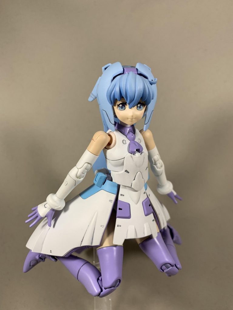 その可動域ですが腕周りは十分に動くものの、
首は後ろ髪(?)の可動域が小さい為思ったほど上を向けません
下半身は足こそ十分動かせるのですが、スカートの展開域が狭く
エンディングなどで見られたアヒル座りをすると前のめりになってしまいます
靴の面積が小さいので自立は困難です
また可愛いポーズが思いついたら追加してみようかなと