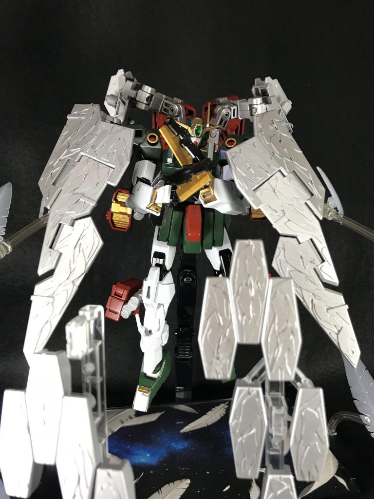 GNフェザーシールド、GNフェザービットは薄い装甲を追加した事により、表面にGN粒子を効率的に散布でき防御力が高まっている。翼を全面に展開し、大気圏突入も可能。
GNフェザービットは攻防両方に利用可能であり、これら全てをハロが操作する。