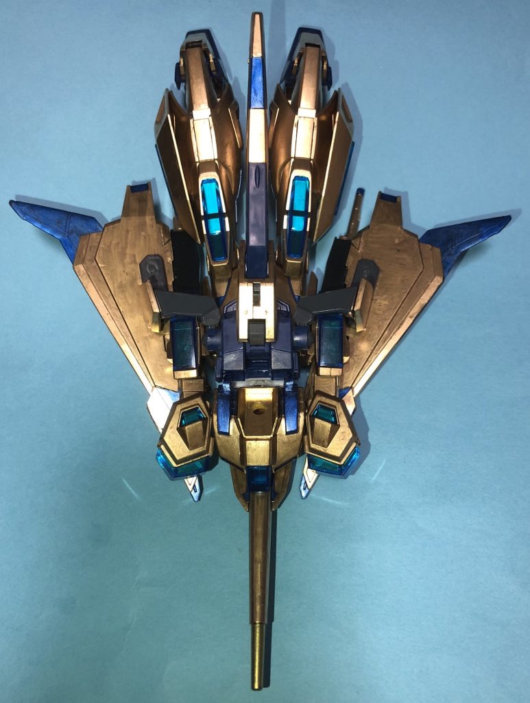 ウェイブライダー形態。
可変機構は、スクランブルガンダムとZガンダムの中間的なものとなっている。