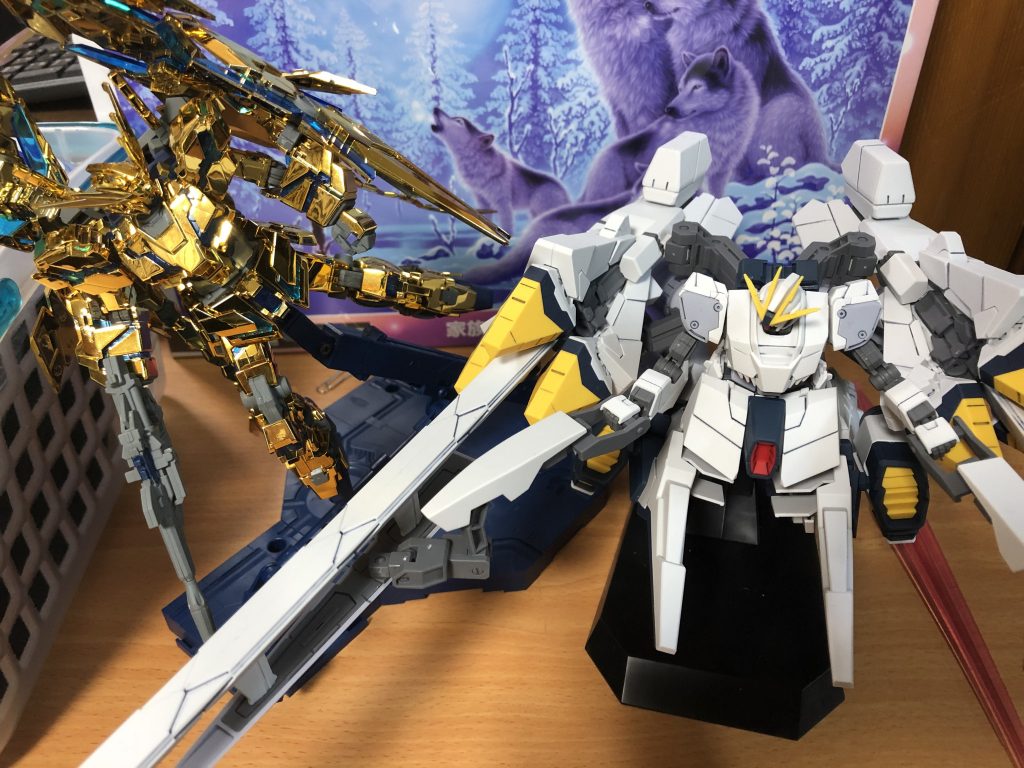 現在はフェネクスと一緒に飾っております。
平手パーツがあればフェネクスと手を繋がせることが出来たのに…
以上、ナラティブガンダム A装備でした。
大きさの割にお値段約5000円くらいなのでどこぞのネオジオングより買いやすいと思います。
B装備換装パーツが発売されるみたいなので、買うなら今のうちに!