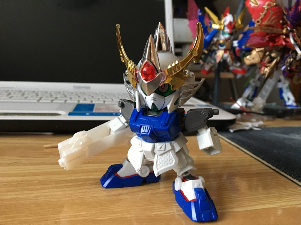 ある日、ネットでHGの白いヘビーガンダムを見ていて、白ヘビー…しろへびー…しろへび…ハッ!?となったのがきっかけでした。メイン素体に龍装劉備を使用。