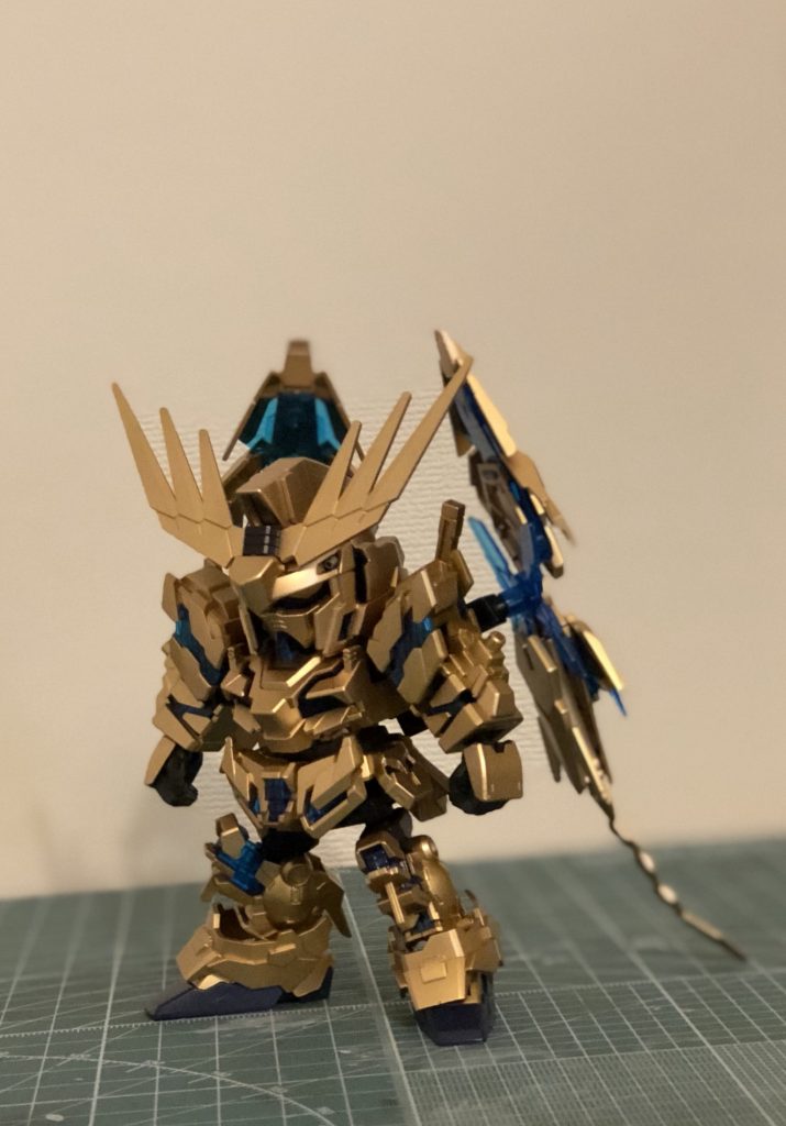 塗り分けはバックパックのバーニアのみです。
クリアパーツは塗装せず、外装のゴールドは光沢クリアでコート。
SDながら非常にカッコいいプロポーション!
このキットのおかげで、フェネクスが大好きになりました。