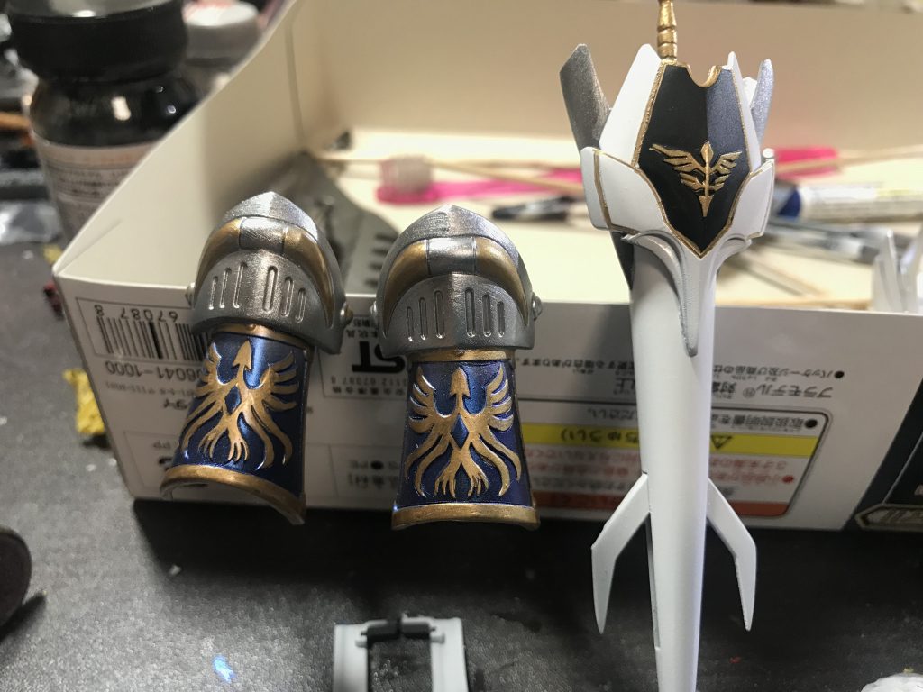 下地はエアブラシで塗装、紋章など細かい部分は筆塗りで仕上げています。
