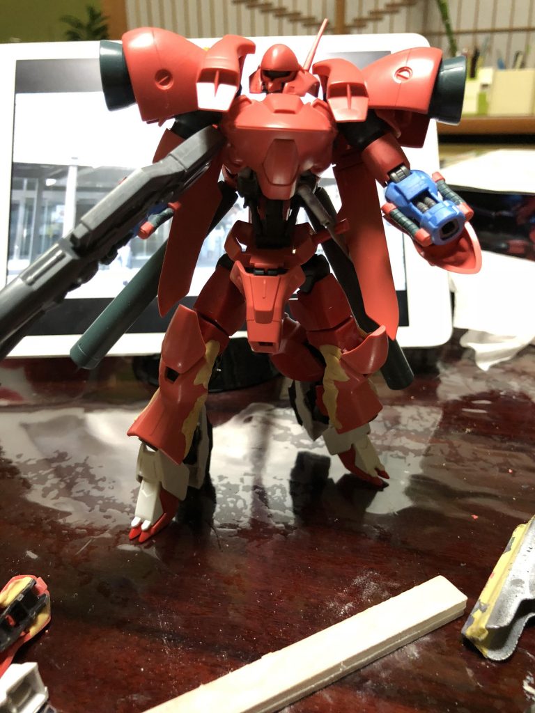 さらに前の状態
お腹にガンダムフレームを使うとひょろ長くなるのでバランスが大事ですね。