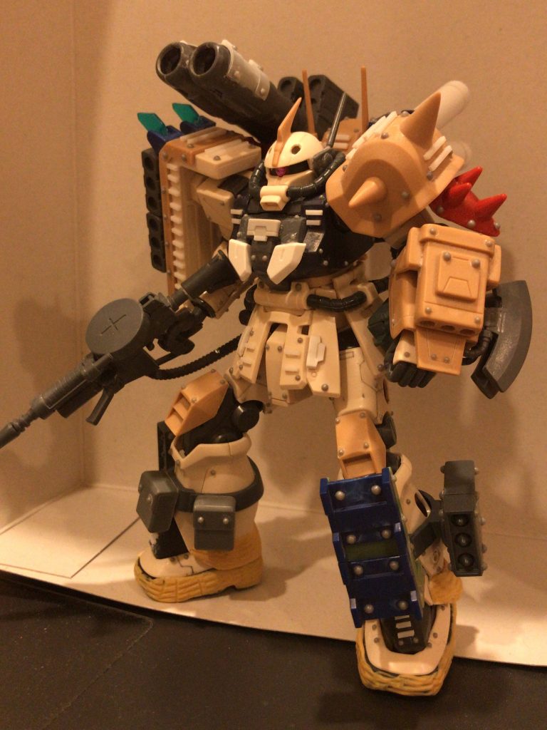 塗装前の写真です。こうしてみるとリベットパーツをどれだけ貼ってたかよくわかりますね。足にツィンメリットコーティング を付けてますが、これはパテを盛り付けた後にペットボトルのフタを押し付けてそれっぽく仕上げてみました。