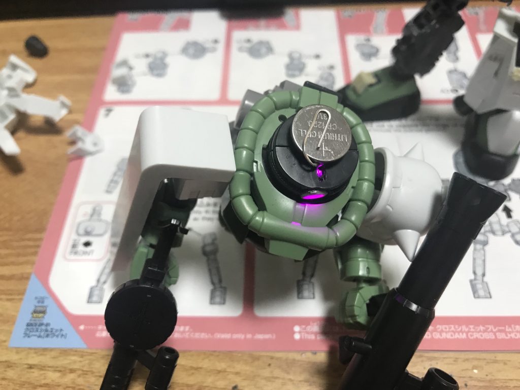 モノアイLED加工 
他の方の投稿されている物を参考に電池は頭部に内蔵、LEDの端子を曲げて電池を挟んでいるだけです。