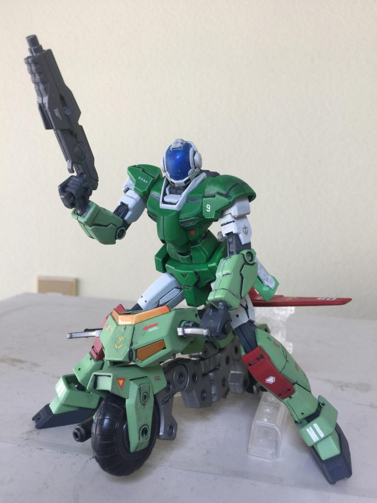 アーマードスーツを着て
モスピーダを乗り 正面 左斜めの
アピールショットです。