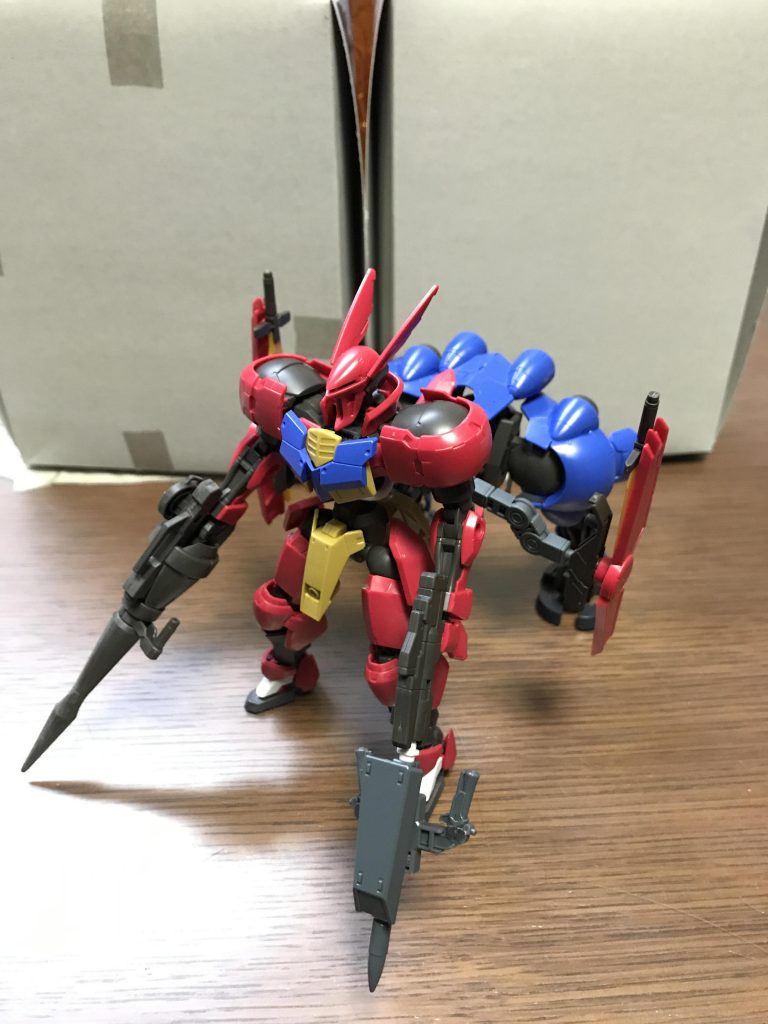 ## 〜製作秘話〜
鉄血2期でバエル映えの思想に取り憑かれて、あんまり強くなくなったマッキーがもし、*最終決戦でもグリムゲルデに乗っていたら...*
という設定で製作。
ガエリオがアインを背負ってヴィダールに乗ったのと対になるように、マクギリスは石動を背負ってグリムゲルデに乗るというコンセプトでヘルムヴィーゲ・リンカーを背面に接続しています。
丁度ヴァルキュリアフレーム同士だったので、比較的シンプルながらも綺麗にまとまってくれました！
塗装前の赤と青の異なる色が混ざった感じも“モンタージュ”らしくて好きでしたが、
中世の十字軍の意匠を取り入れ、赤、白、金の三色でまとめました。
そのお陰で
*十字軍が掲げた大義（聖地エルサレムの奪還）と裏腹に虐殺や略奪を行い破綻した事*、
*マクギリスが掲げた大義（ギャラルホルンの改革）を名目に己のエゴで力のみを追い求めて破滅した事*、
これら２つを上手くかけることが出来たと思います(っ´∀｀)っ