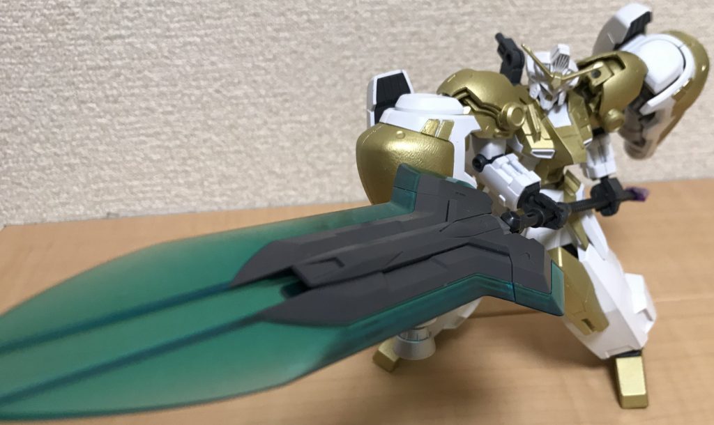 お気に入りの武器構えポーズ
敵機を一刀両断せんと突撃しそうな感じが私的にお気に入り