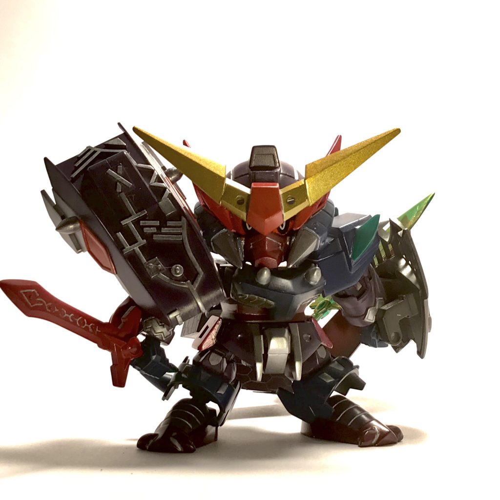 呪いの紋様が刻まれた剣を振るう。