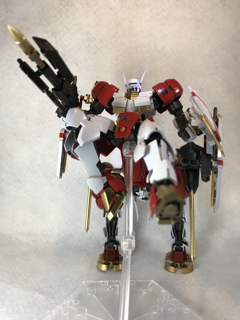 エイハヴリアクター2基の示す出力はガンダムフレームと互角であり、後脚のみで機体を支えることもできる。