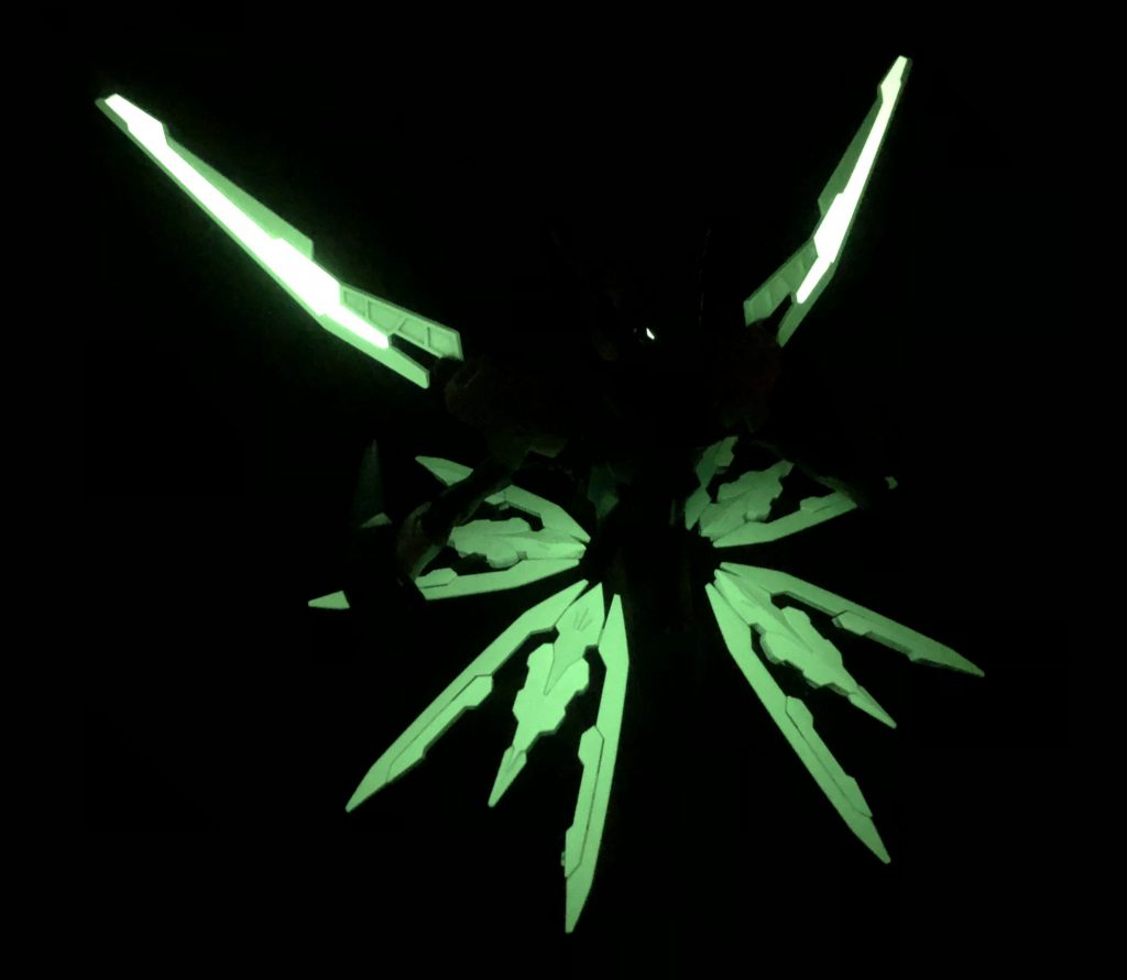 部屋を真っ暗にしてバインダーを展開状態。
花が開いているようで綺麗です。