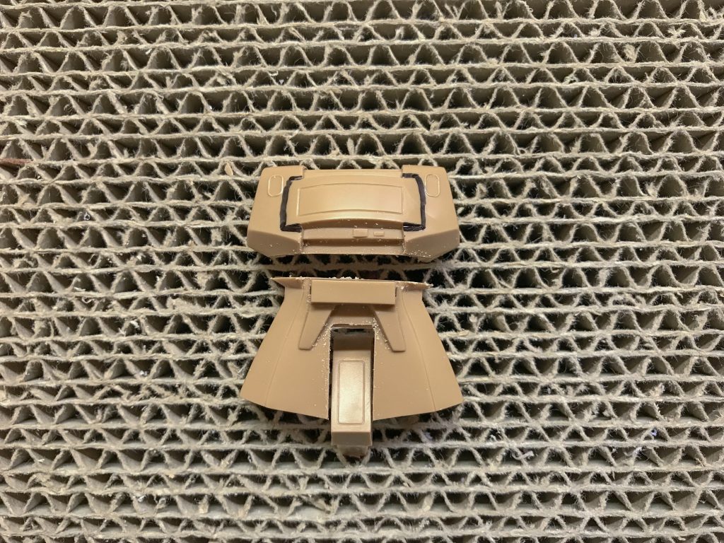 使えそうなものをエッチングソー等で切り出していきます。ここからは胸部、腹部、股間を拝借。