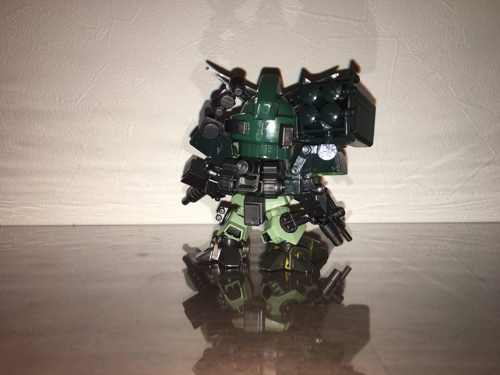 バックビュー。こちらも背部の迫撃砲の色が気に入ったのでそのままにしました。