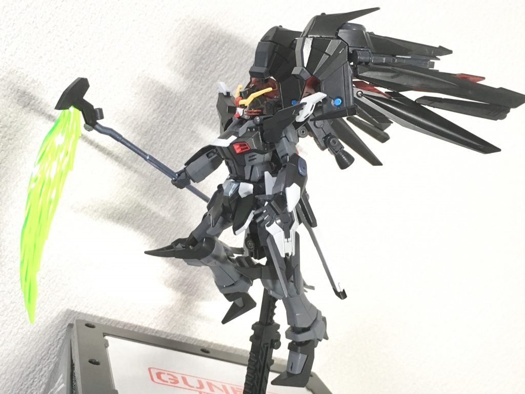 アクティブクロークを後方に移動させるとマスターガンダムっぽい。