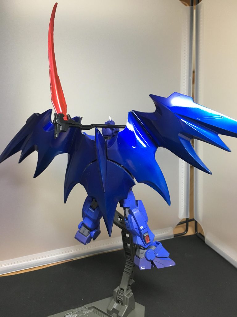 羽の裏は青色で。本体の艶消しとは相対してキャンディで光沢塗装にしてます。羽先にかけてグラデーションをつけました。