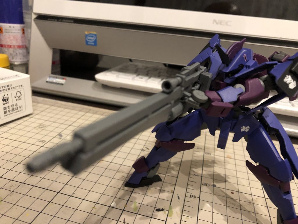 試作超電磁ライフル

レギンレイズ用で開発されたレールガンをより精密かつ威力を高めるために開発された試作兵器
レギンレイズのリアクターだからこそ使用可能