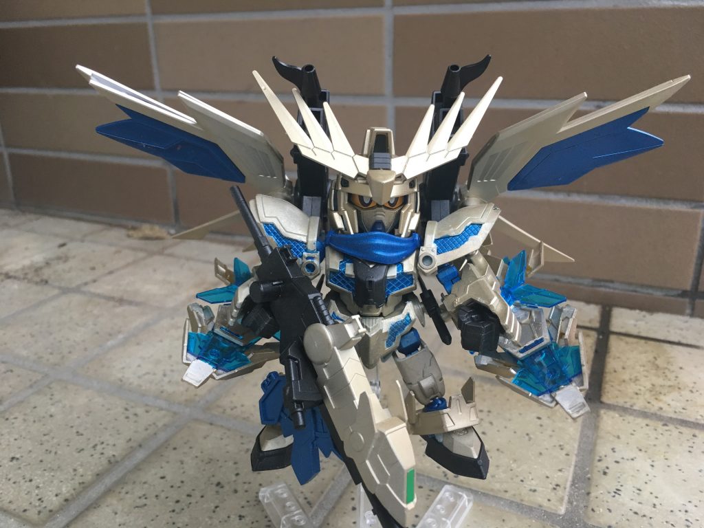 重武装モード
サポートメカと合体した状態です。
アームド・アーマーDEの取り付け位置がかなり強引ですが…