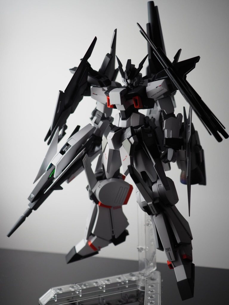 足のインパクトに負けないよう全身のサイズ調整