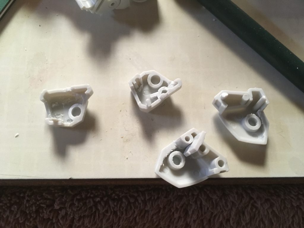 肩を繋げる工作です
ランナーのタグを凹状に加工し、フレームにはまるように工作しています。それでもガタガタだったので、結局0.5mと0.3mプラ板でそれぞれ前後に裏打ちをして、調整しました