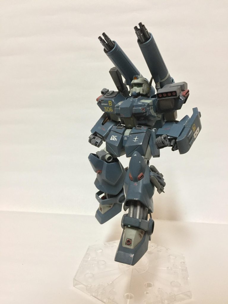 バックパックの取り付け穴は無加工なので、ノーマル機のマシンキャノンを取り付ける事も出来ます。マシンキャノンの砲口を薄くした他は、そのまま組んでしまいました。
個人的にこっちの方が違和感ない気がするのはどうしてでしょう…