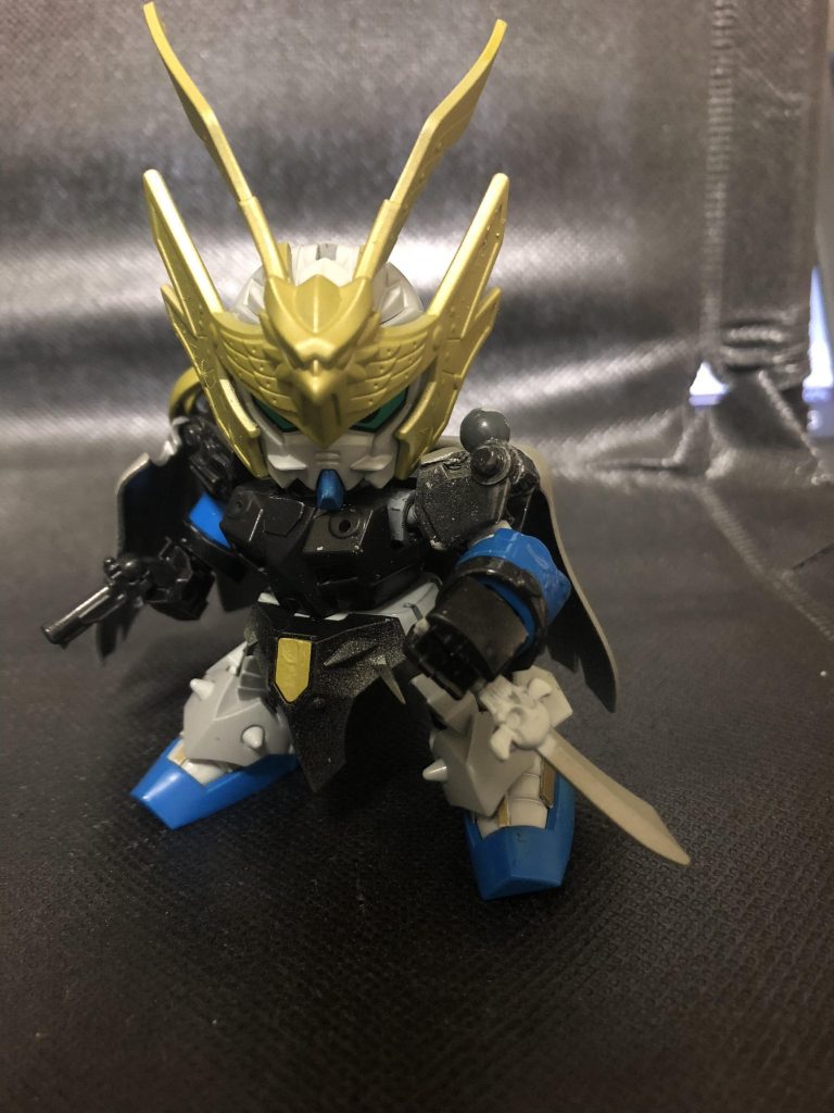 旅装形態
旅をするにあたって最低限の装備として盗賊から奪ったナイフと銃のみを装備している。
マントは右腕を覆うように装備されている。