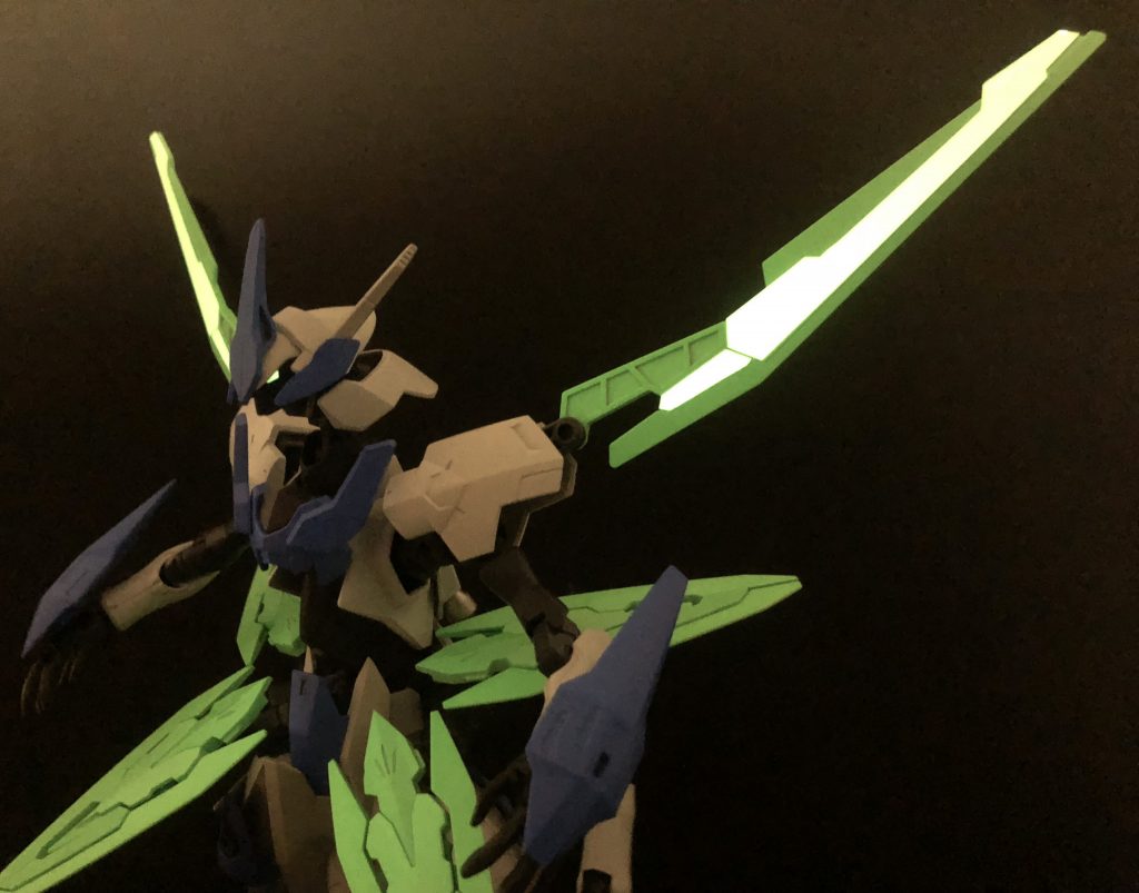 ウィング部分のみ蓄光塗料と蓄光テープを組み合わせています。放出する光の強さの違いを利用して、発光時ののっぺり感を回避しています。



〜おまけ〜
「装備ガンプラ《エナジーウィング》発動！！」

「エナジーウィング・シンクロ・ドラゴン！！」