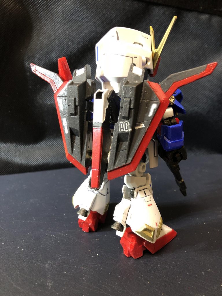 A.D.2018  2000年問題も乗り越え、世間では束の間の平和が訪れていた。そんな折、突如バンダイはSDガンダム クロスシルエットを開発。
それは、2種類のフレームと各MSの外装の組み合わせにより高頭身SDと低頭身SDなど自分好みのプロポーションを再現できる新世代のSDガンダムであった。