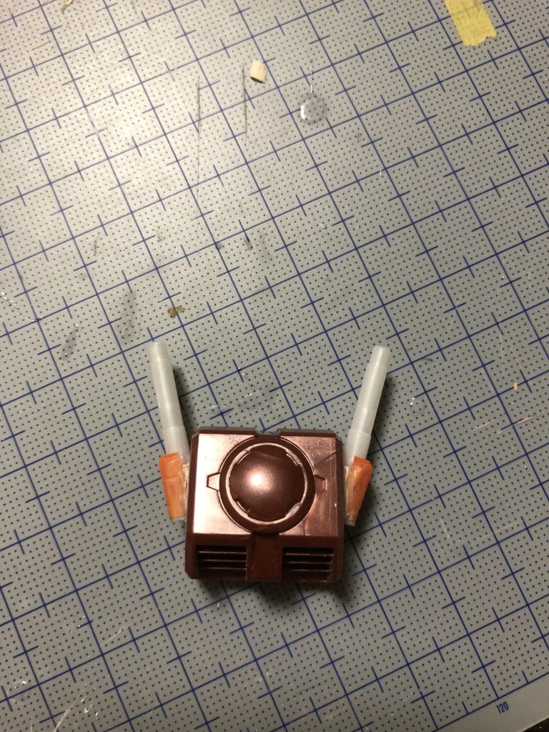 【バックパック・その他】
バックパックはヴァーチェをベースにサーベルホルダーを追加させてます
サーベルホルダーも実はヴァーチェのパーツです
サーベル自体はダブルオースカイから
ビームライフルはラファエルガンダム
シールドはナドレです
ここら辺は写真から分かりますね
今回、製作に当たって気をつけたのが元パーツの印象を変えるという点です
カラーリングを変えたり塗り分けを増やしたりしてパッと見わからないようにさせました。肩パーツなどは結構印象消せたんじゃないかと思います
これらが今後ミキシングする方の参考になればいいなと思います。長々となりましたが閲覧ありがとうございました!
では、またの作品でお会いしましょう!