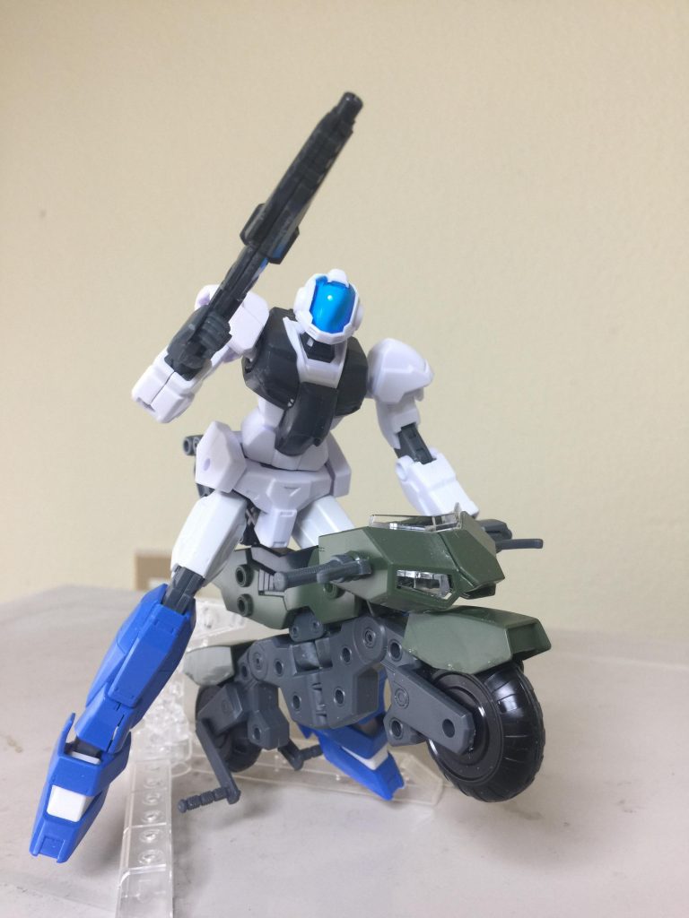 ガードフレームとマシンライダーの
素組みの制作工程です。