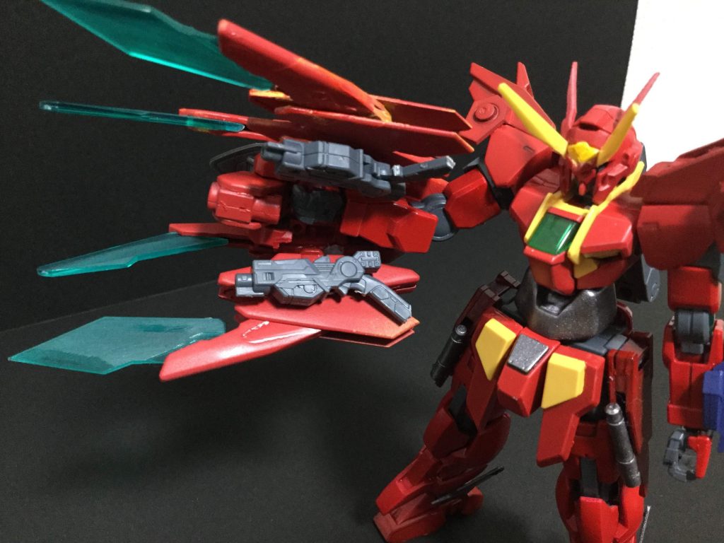 GNトリケロスの裏側にはオリジナル機同様にGNピストルを装備