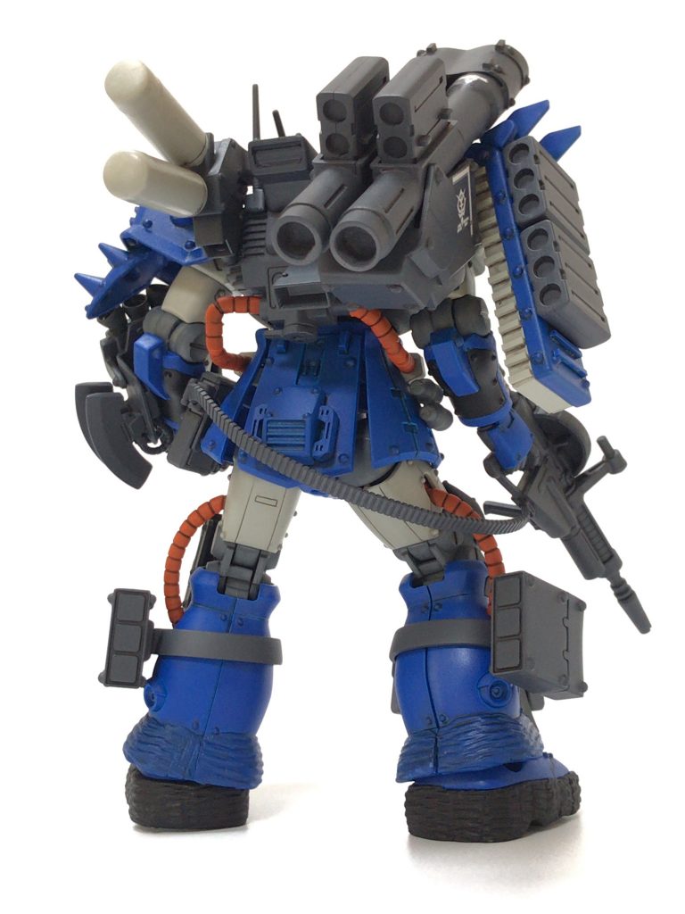 今回のザクはバックパックにザク・デザートタイプのものを背負わせて、左右にドムキャノンのような連装砲とZZのデザートザクのようにプロペラントタンクを装備させました。連装砲の基部はSDネオジオングの腕で、砲身はオリジンザクのザクバズーカです。