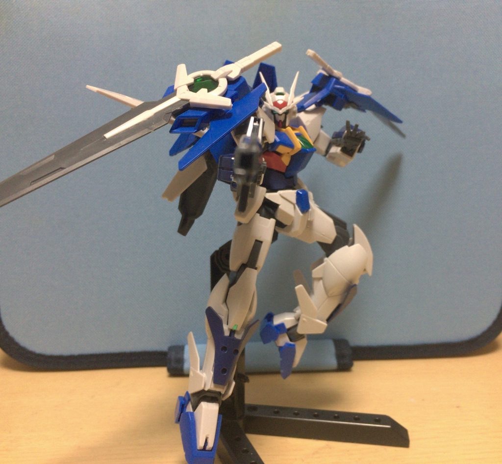 ガンダムダブルオークロジィード
施設で開発された機体たちのベースとなる機体 試作機とされた本機は数回の稼動テストと武装の確認テスト後の研究に十分な数値を残し保管された 頭部バルカンにビームライフル、プロトGNバスターソード、GNナックルバーストと実用的な武装で素人でも扱いやすく、試作機とは思えないほど高機動だった
現在は施設の地下最奥部にある格納庫で保管されている
本機は試験機ながらテスト用のトランザム「ベータトランザム」を使う
武装:GNヘッドバルカン×2
GNビームライフル×1
プロトGNバスターソード×2
GNナックルバースト×2
搭載システム:ベータトランザム