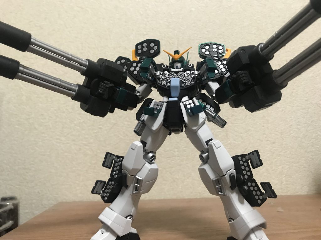 フルオープン、このガンダムは個人的に下から見上げるように見るのがとても冴える気がします。