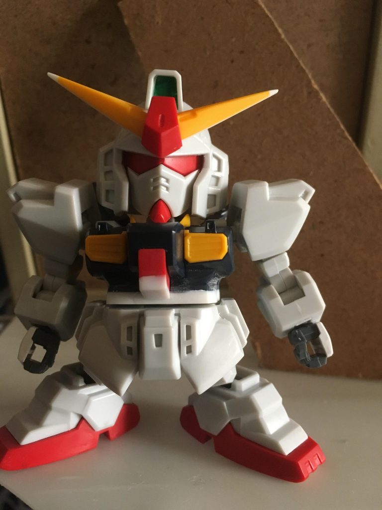 ほぼ完成状態です。
胴体を1.2mプラ板2枚を重ね、胴体と腰の隙間をなくしました。
それに伴い、コクピットブロックを1.2mプラ板で延長、削って調整しましたが思ったようにうまく行きませんでした(￣▽￣;)
写真ではHGビルドストライクの手首を使用してますが、後にもう一体作ることになり、パーツの都合でビルドナックルズ(角)を使用することになりました。あとは肉抜きをパテで埋め、各所表面処理、