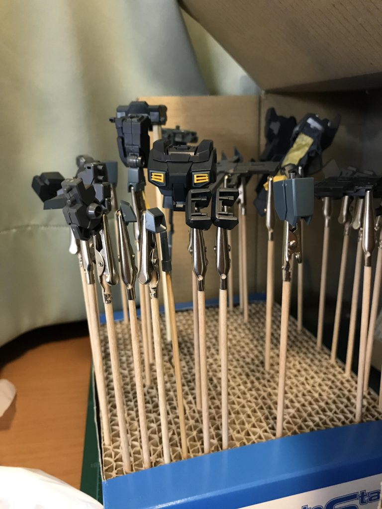 サフ吹きをしてから、ガンプラマーカーエアブラシで塗装しました