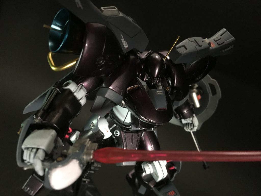 分離後のガーベラの姿。オルセットとの連携攻撃に対応する為に高速での戦闘に特化している。シナンジュの予備パーツを各所に使用している。